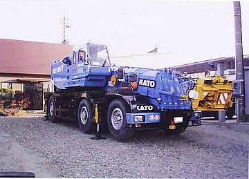 Kato Kr70hrough-Terrain Crane